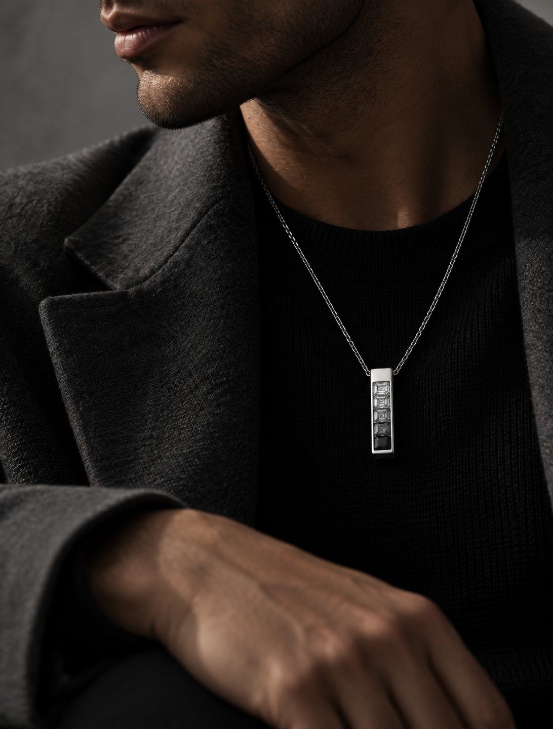 Dégradé Pendant worn, man